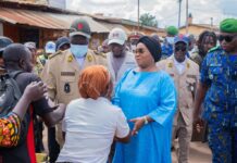 Incendie au grand marché de n’Nzérékoré : Fatima Camara au chevet des commerçants sinistrés